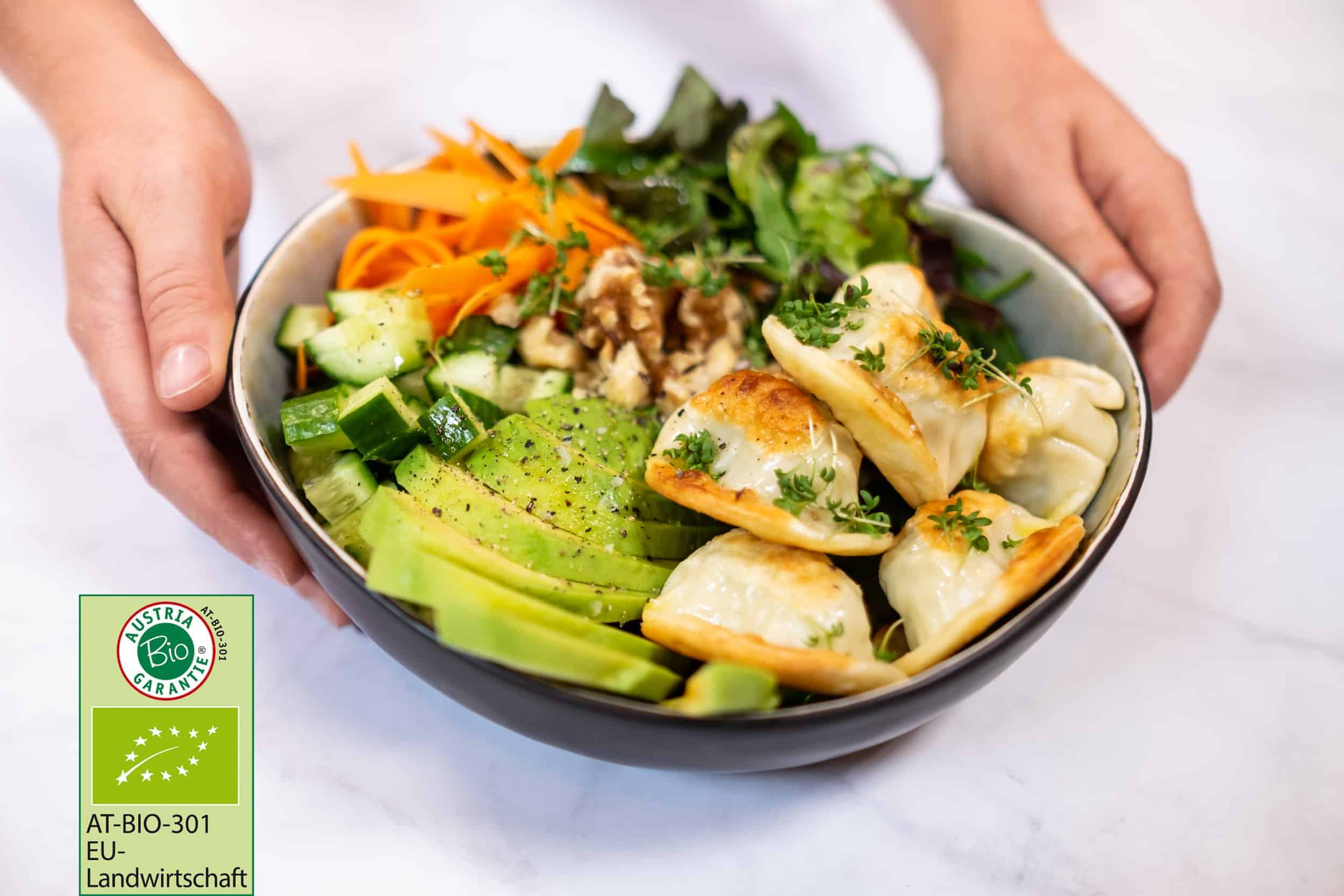 Salat Bowl mit Ziegenkäse-Nudl | einfache Kasnudl Rezepte